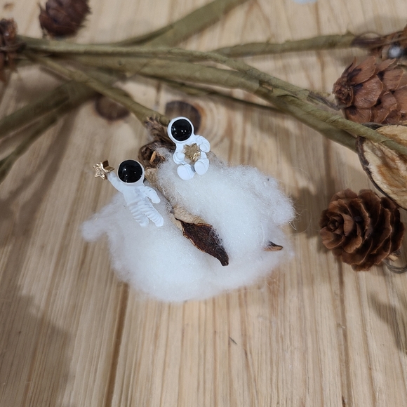 👩‍🚀🧑‍🚀NEW👩‍🚀🧑‍🚀DARLING!! Asymetrical Stud Astronaut Earrings👩‍🚀🧑‍🚀 - Picture 9 of 14